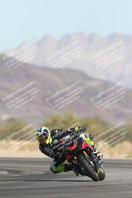 media/Oct-30-2025-Racers Edge (Thu) [[dabbdaf680]]/3-B Group/Session 2 (Turn 14)/